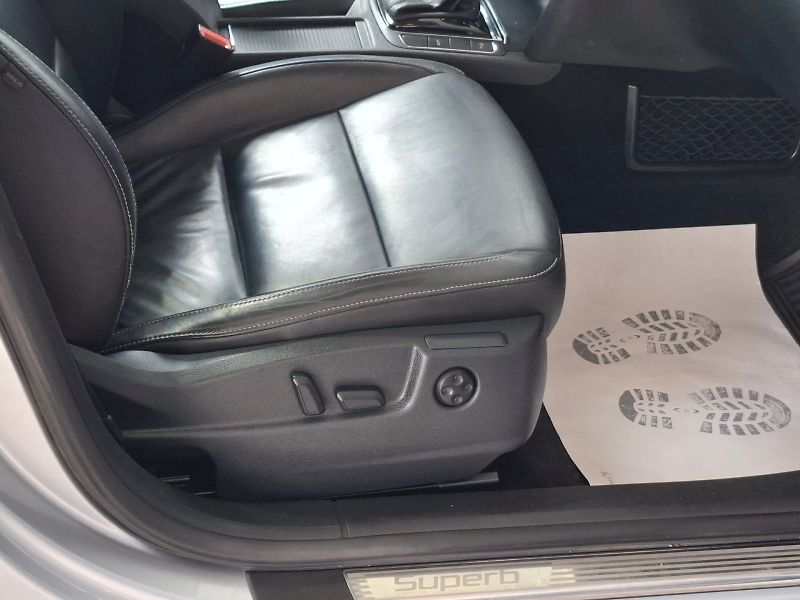 Škoda Superb (2013) combi  ELEGANCE L4 103/2,0 DSG - fotka 14 z 26