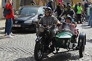 Stovka nablýskaných motocyklů a automobilů předválečné a meziválečné éry vyrazila v neděli z Horního náměstí v Přerově na spanilou jízdu regionem. Nejstarší účastnicí byla 88letá Libuše Šulcová. Vyrazila na motocyklu BSA 770 se sidecarem z roku 1928.