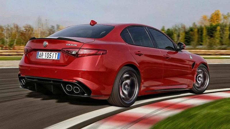 Neoficiální ilustrace Alfy Romeo Giulia Coupe Quadrifoglio.