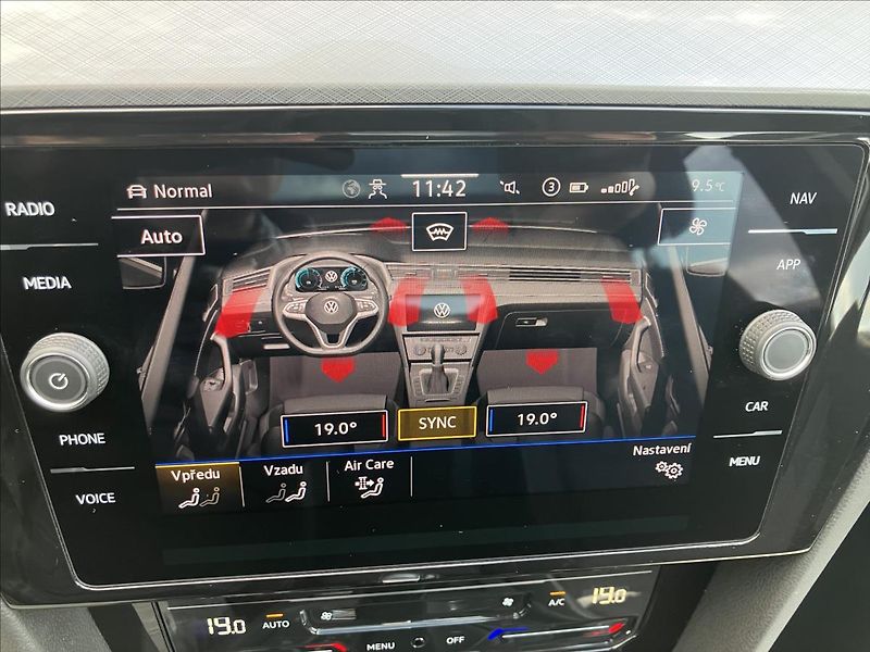Volkswagen Passat 2,0 PANORAMA,KEYLESS,EL.KUFR - fotka 27 z 29