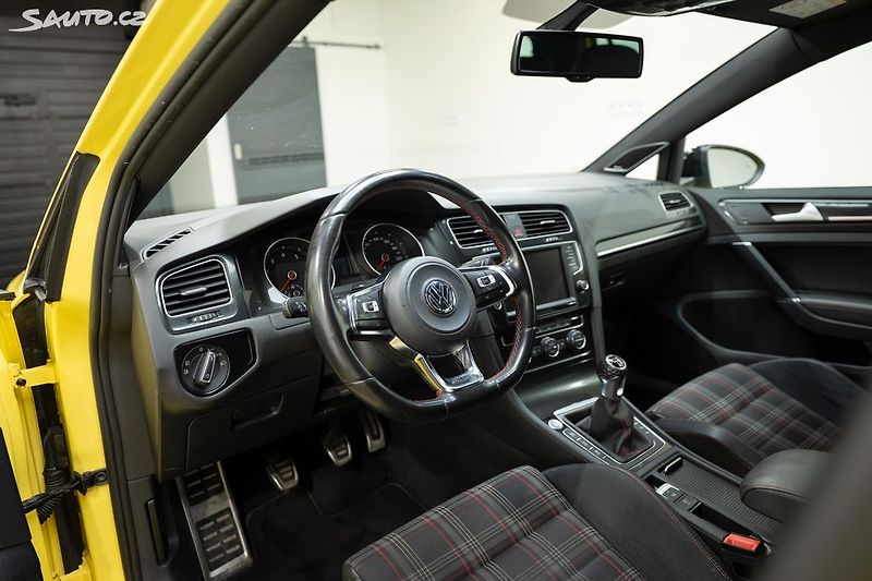 Volkswagen Golf (2016) GTI Performance 2.0 169 kW - fotka 9 z 35