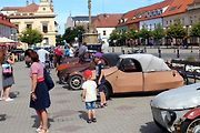 Přehlídka velorexů na poděbradském náměstí.