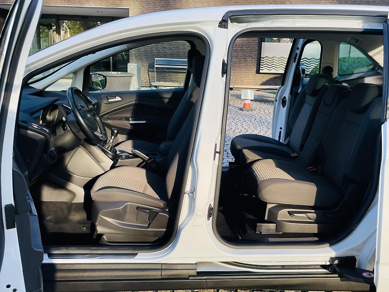 Ford Grand C-MAX 2.0TDCi MANUÁL 7MÍST SERVISKA - fotka 34 z 46