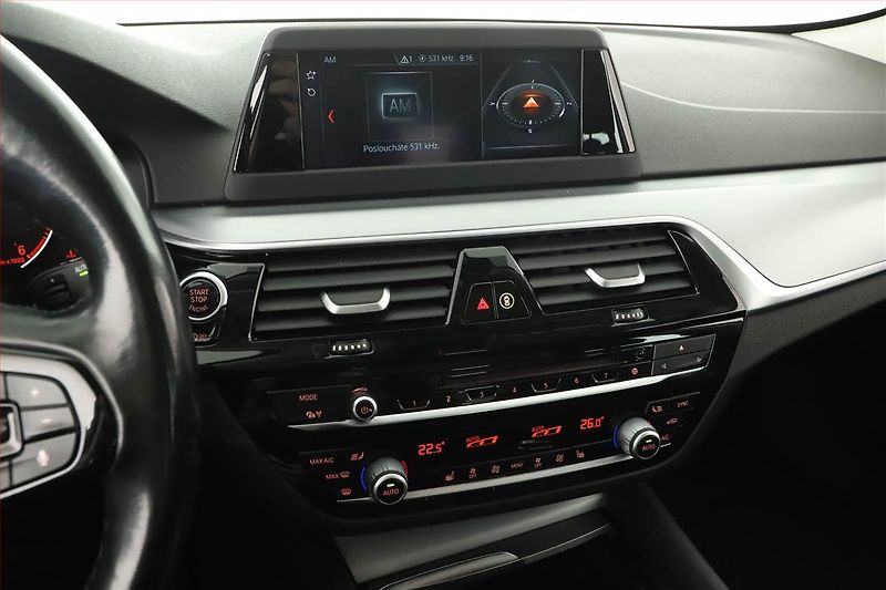 BMW Řada 5 (2017) 520d xDrive, 4X4, Automat - fotka 10 z 19