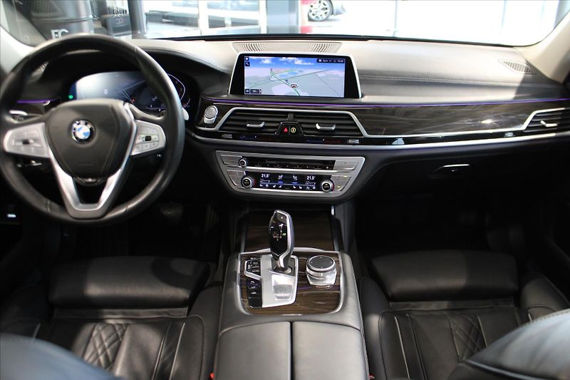 BMW Řada 7 740d xDrive Masáž/NezTop/360°/ - fotka 14 z 37