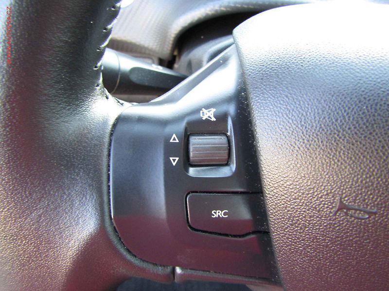 Peugeot 2008 (2019) 1.2 PT, 2.maj,ČR, Navi, park - fotka 14 z 20
