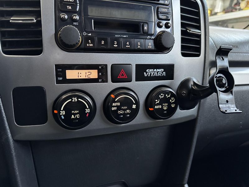 Suzuki Grand Vitara (2005) 1.6i 69 kw 4x4 - fotka 15 z 23