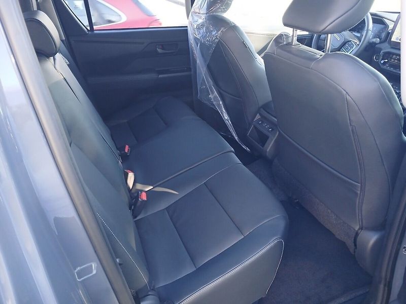Toyota Hilux 2.8L Diesel 48V MHEV - 4x4 - 6 - fotka 5 z 8