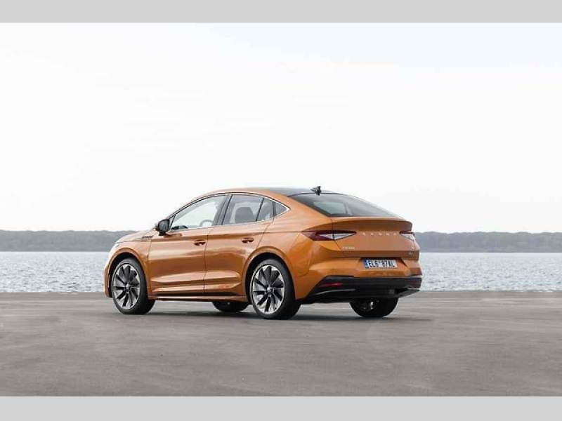 Plně elektrické SUV Škoda Enyaq Coupé iV (na snímku) se představilo v roce 2022 a vzbudilo u zákazníků velký zájem. Automobilka zrychluje svoji elektrickou ofenzivu: do roku 2026 představí tři zcela nové elektrické modely a další budou následovat.