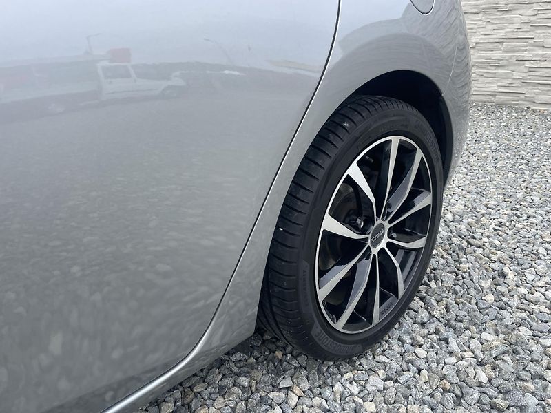 Toyota Auris 1.8i 16v HYBRID AUT SERVIS TOP - fotka 28 z 172