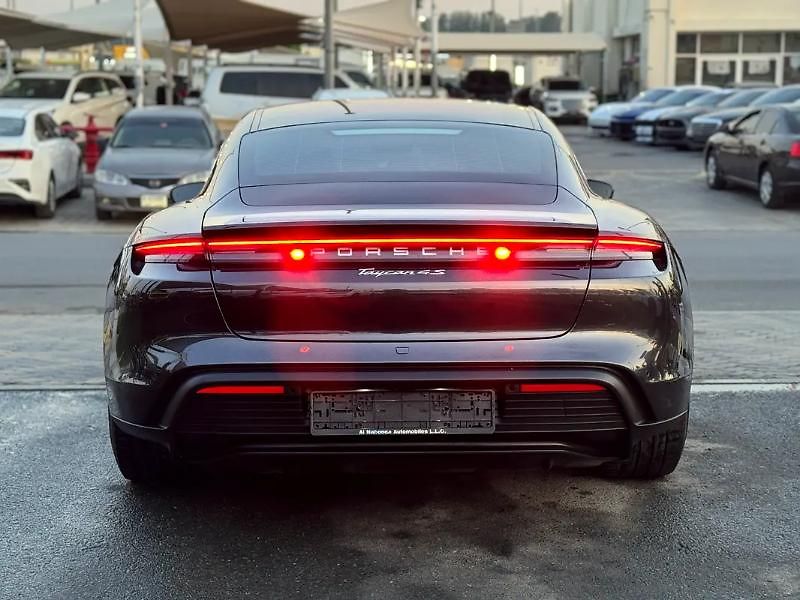 Porsche Taycan (2021) Elektrický sportovní sedan  12 - fotka 3 z 20