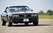 Sraz amerických vozů Chevrolet Camaro a Pontiac Firebird v Kolíně.