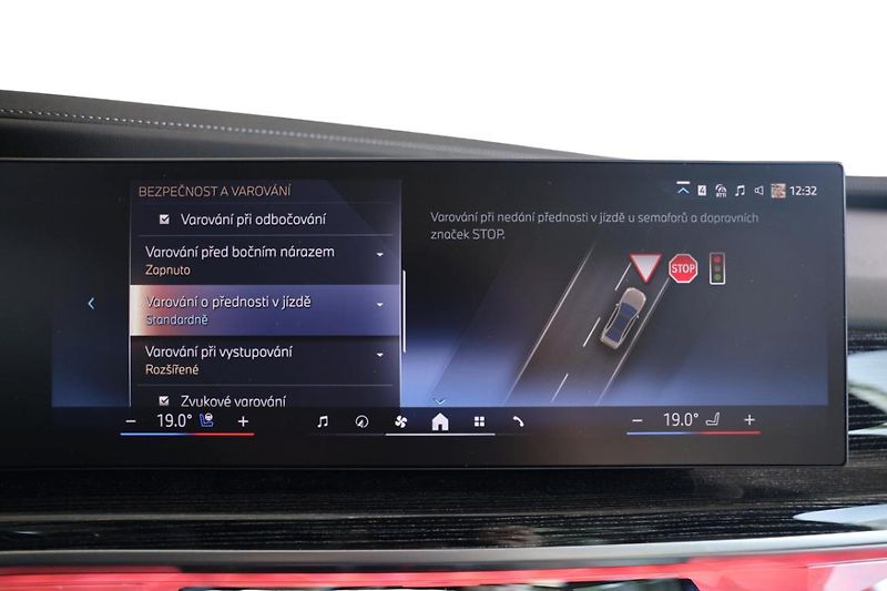 BMW Řada 7 740d xDrive - fotka 20 z 42