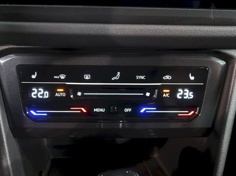 Volkswagen Tiguan (2021) R-LINE 2.0TSI 140KW 4x4 DSG - fotka 32 z 40