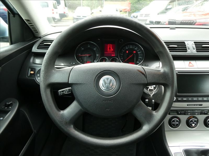 Volkswagen Passat 2,0 TDi 103kW Comfort,NAVI,TZ - fotka 25 z 38