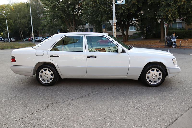 Mercedes-Benz 124 W124 320 E Sedan (1993) - fotka 12 z 32