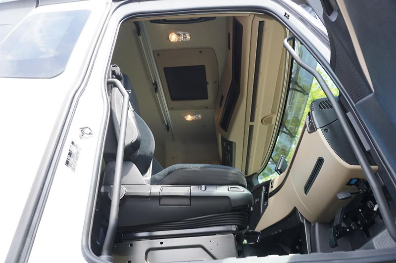 Mercedes-Benz Actros (2018) 2540 6×2 / 50 tho. km!/5 seats - fotka 23 z 24