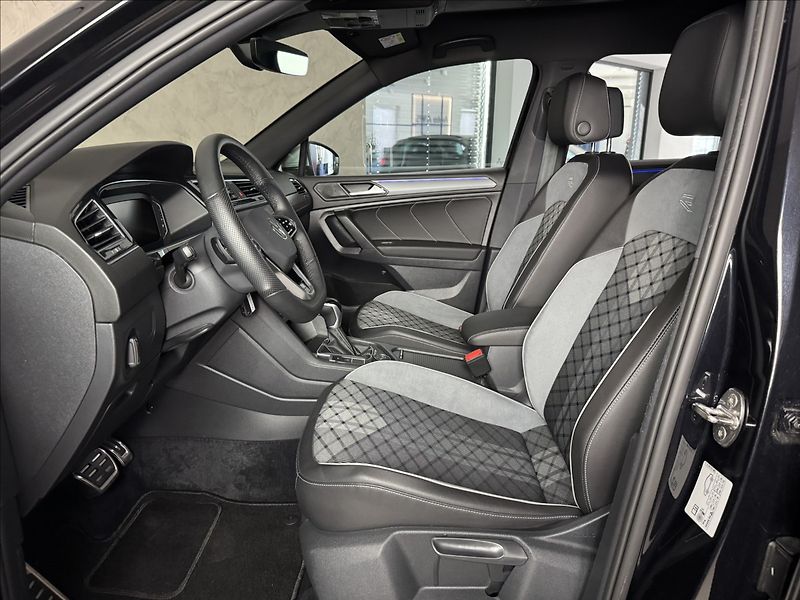 Volkswagen Tiguan Allspace 2,0 TDi  DSG 4x4 R-Line Matrix - fotka 25 z 45