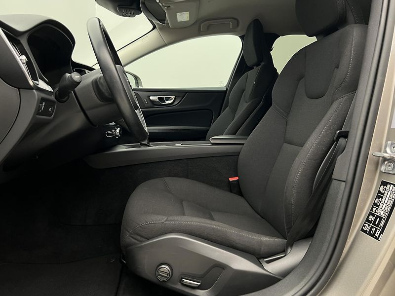 Volvo V60 D3 MOMENTUM PRO AUT - fotka 3 z 41
