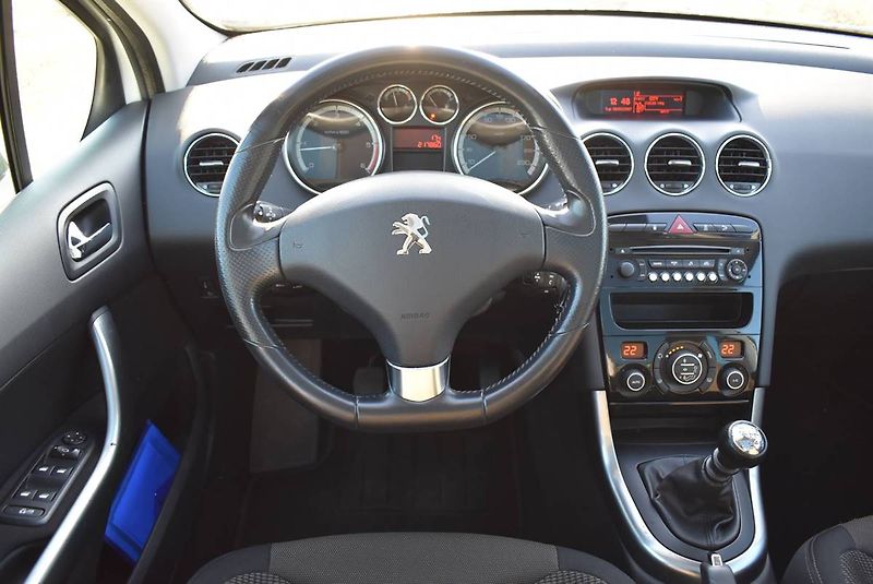 Peugeot 308 2,0 HDI STYLE,1.M,PANO,PĚKNÁ - fotka 10 z 17