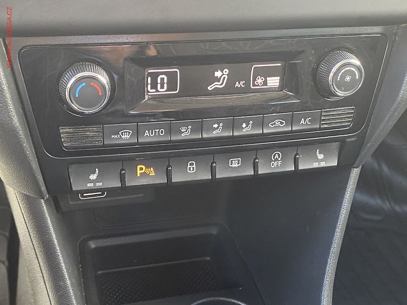 Škoda Rapid (2019) 1.0 TSi, Clever, xenon - fotka 15 z 18
