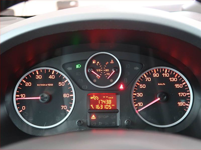 Citroën Berlingo (2016) Shine 1.6 BlueHDi, 5Míst, ČR - fotka 11 z 17