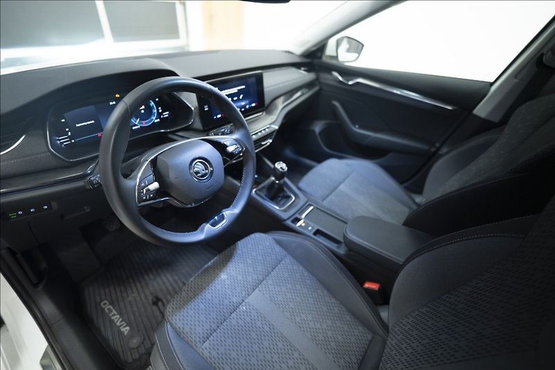 Škoda Octavia 2,0 TDI ČR KEYLESS VÝHŘEV ČR - fotka 17 z 39