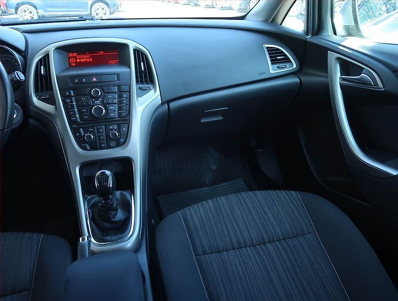 Opel Astra (2011) 1.4 T, Serv.kniha, Tempomat - fotka 8 z 15