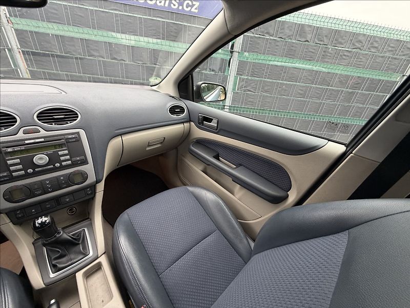 Ford Focus 1.6 Ghia - fotka 10 z 16