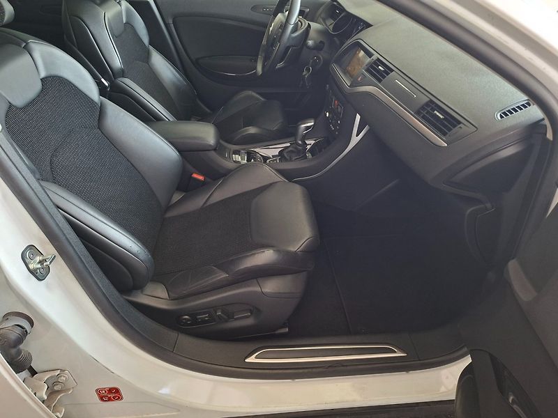 Citroën C5 (2011) TOURER 2.0HDi 120kW AUT - fotka 25 z 49