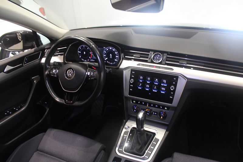 Volkswagen Passat (2019) 2.0TDI DSG Display LED Navi - fotka 30 z 35