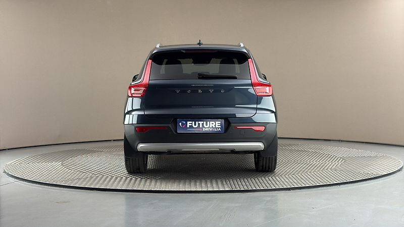 Volvo XC40 2.0 B4 AUT AWD Momentum Pro - fotka 5 z 29