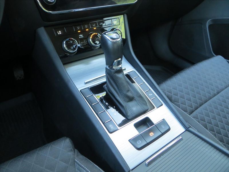 Škoda Superb 2,0 TDI Ambition DSG ČR - fotka 14 z 24