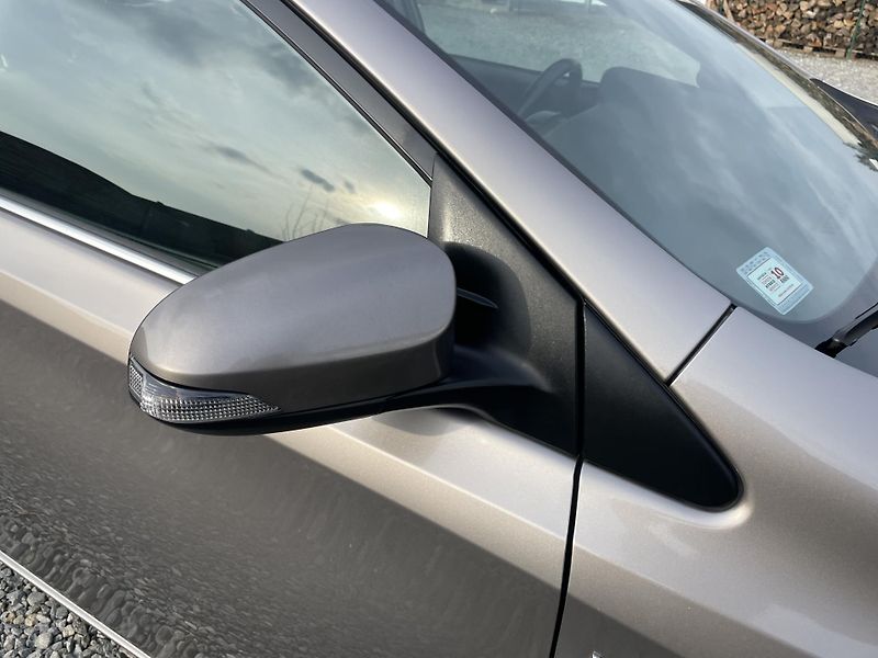 Toyota Auris 1.8i 16v HYBRID AUT NAVI CAM!! - fotka 47 z 166