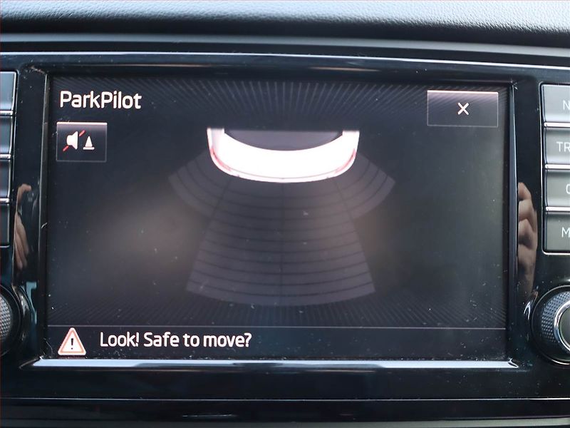 Škoda Octavia (2014) 1.6 TDI, Navi, Xenony - fotka 17 z 19