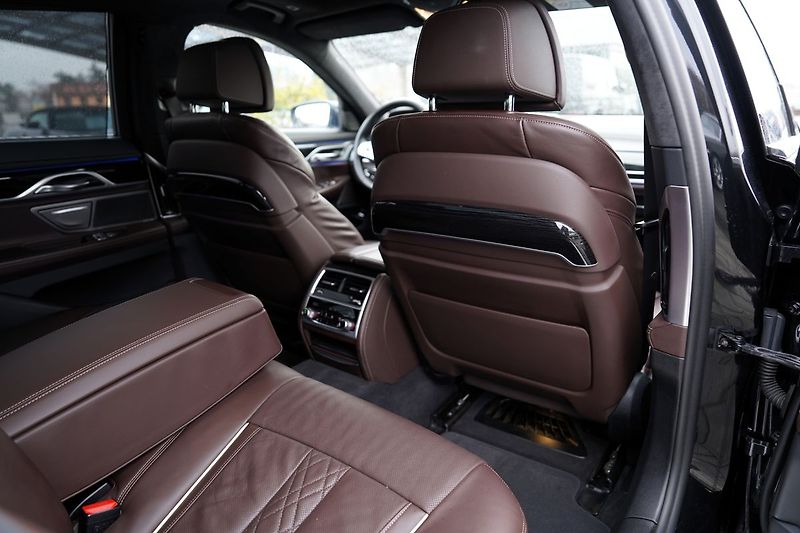 BMW Řada 7 740d xDrive/9AT/Lasery/Mpaket - fotka 32 z 50