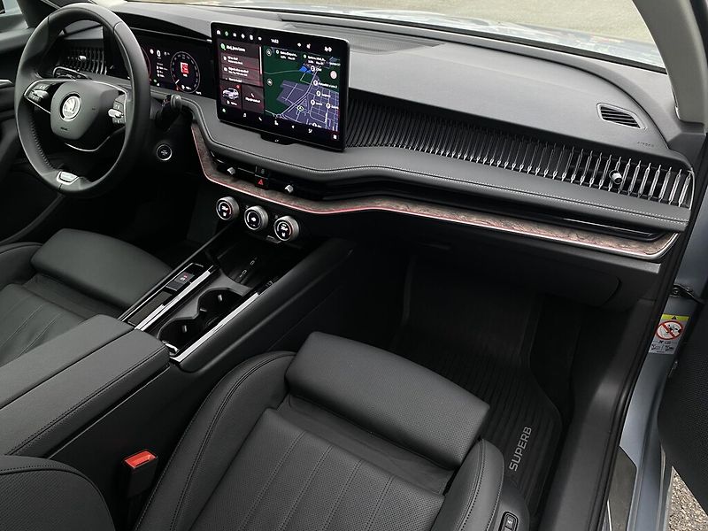 Škoda Superb Combi 2,0 TDI L&K 4x4 DSG - fotka 26 z 30