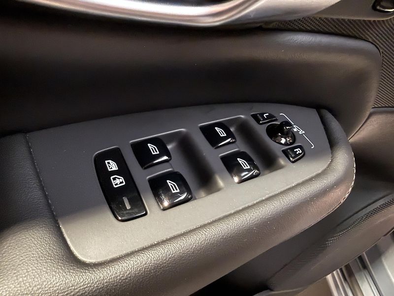 Volvo XC90 B5 AWD diesel Plus Dark Auto - fotka 10 z 17