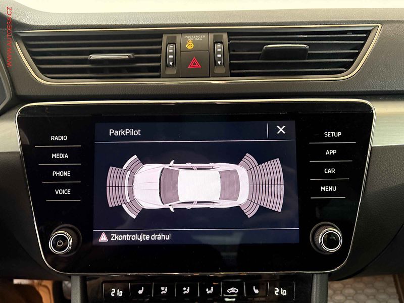 Škoda Superb (2018) 2.0 TDi, ČR, Ambition, xenon - fotka 14 z 19
