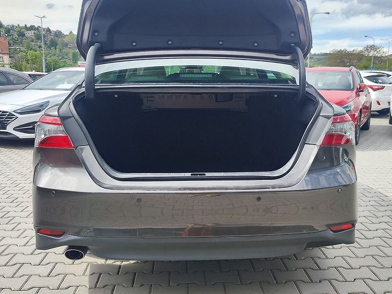 Toyota Camry 2.5 HEV/160kW Executive e-CVT - fotka 9 z 35