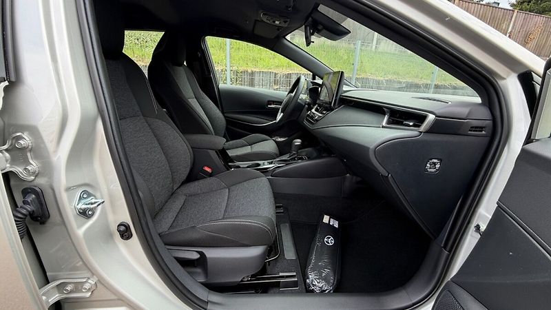Toyota Corolla TS 1.8. Hybrid Comfort Tech - - fotka 10 z 24