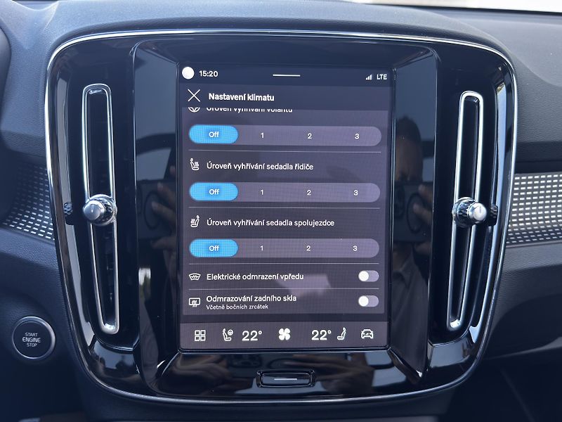 Volvo XC40 B4 FWD ULTRA // REZERVACE  - fotka 32 z 46