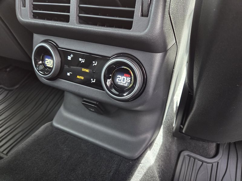 Land Rover Range Rover Velar D300 R-D SE HUD PANO TOPservis - fotka 12 z 47