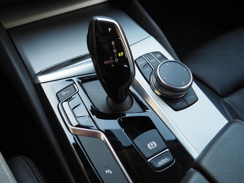 BMW Řada 5 (2018) 520d xDrive, HeadUp, Key - fotka 34 z 41