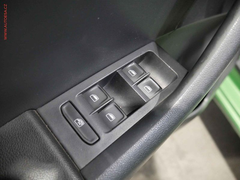 Škoda Rapid (2014) 1.2 TSi, 1.maj, Xenon - fotka 17 z 18
