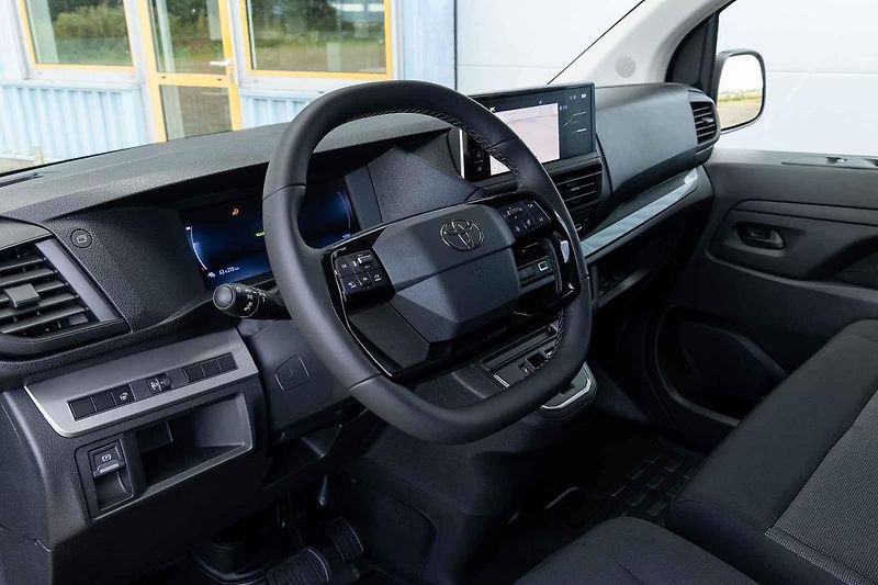 Také novou Toyotu Proace jsem mohl prověřit při jízdách v okolí Haagu