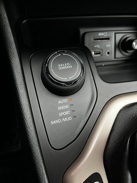 Jeep Cherokee 2.2 147kW 4x4 9.ZF Night Eagle - fotka 12 z 23