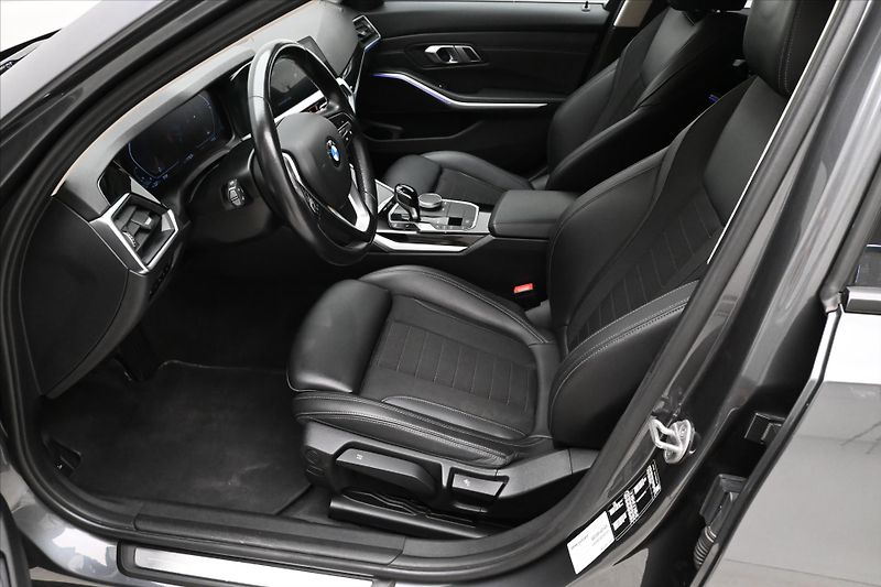 BMW Řada 3 2,0 320d 140 kW SportTouring S - fotka 13 z 32