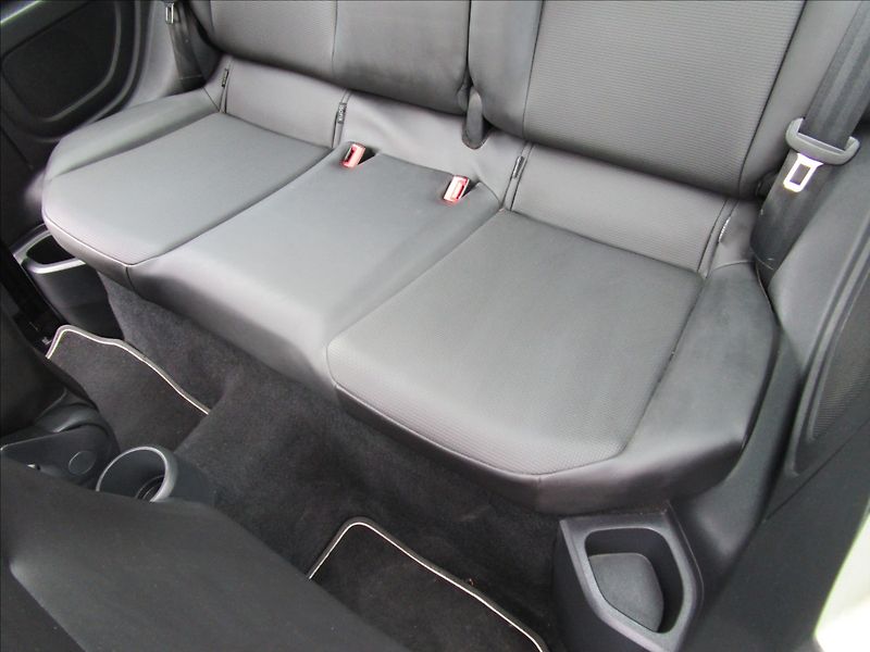 Volkswagen up! 1.0MPi 55kW Highline, Klima - fotka 25 z 36
