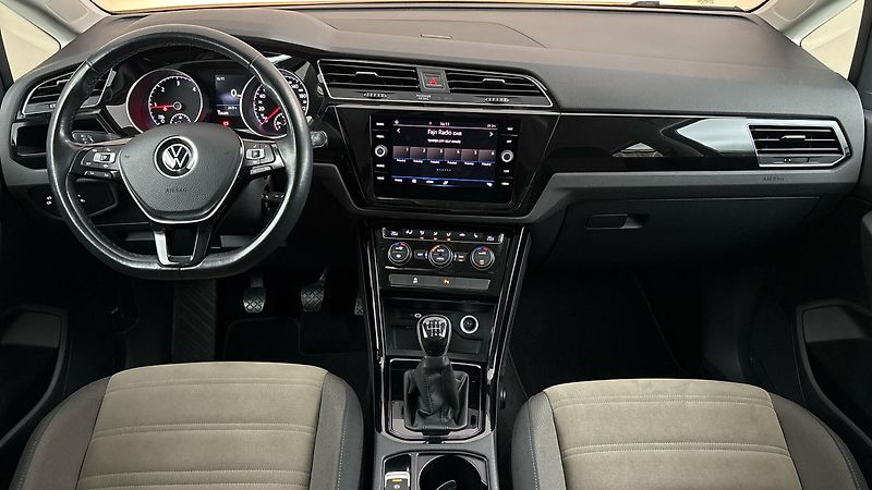 Volkswagen Touran 2.0 TDI Highline - fotka 8 z 24